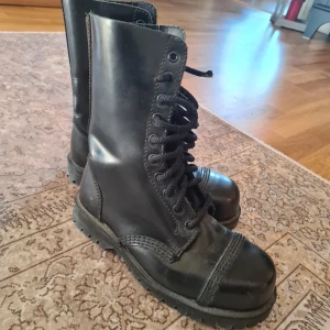 Underground England kängor *Som nya* - Säljer ett par kängor från grymma märket Underground England. Använda några få gånger. Skulle säga att det är stl 36,5