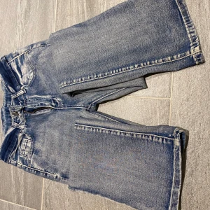 Utsvängda jeans - Dessa jeans har ett mönster på bakfickorna som påminner om Miss Me-jeans. De är dessutom gjorda av olika vackra färgnyanser som verkligen poppar. Perfekta för dig som är ett riktig fan av 2000s jeansmode. ✨