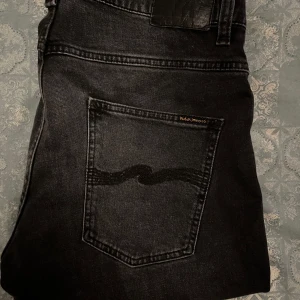 Nudie Jeans - Tja, säljer nu dessa riktigt snygga nudie jeans som är i modellen Grim trim. w34 l30. Passar dig som är 180.  Priset går att diskutera vid snabb affär Hojta till vid minsta lilla fråga!!