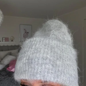 Mössa - Grå mössa i Alpaca material. Köptes för 300 kr, aldrig använd. Säljer för 100 kr. Säljer även vantar till! Kolla min profil, kan fixa paketpris!