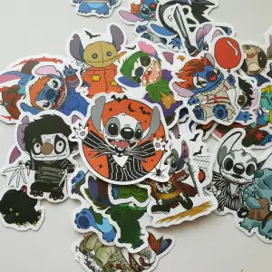 Klistermärken/stickers motiv: Stitch utklädd till skräckfilm karaktär, Antal: 25st, Skick: ny/oanvänd,Kul att använda till pyssel, scrapbooking och annat. Kan tex användas till att dekorera din bärbara dator, skateboard, resväska, 