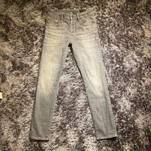 Slim Straight Tim från Jack&Jones | Skick 9/10 | Nypris 999kr | W 28 L 32 | Skicka frågor vid funderingar om plagget | Köpare står för frakten 