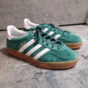 Adidas Gazelle gröna strlk 36.7 - Säljer mina nya, oanvända Adidas Gazelle i grönt, storlek 36.7 (UK 4) pga fel storlek. Helt nya med tags. Pris kan diskuteras 