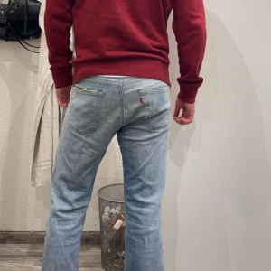 Levis 501 - Snygga Levis 501 jeans med bra passform. Killen på bilden har växt ur jeansen och därav används de inte längre. Jeansen har använts en del men det finns inga tecken på defekter. Storleken är 32:32. Nypris 1000