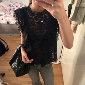 Zara tröja  - Jätte fin spets topp från zara som inte kommer till användning
