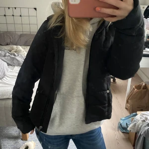 Svart jacka - Svart jacka från vero moda i storlek S💗