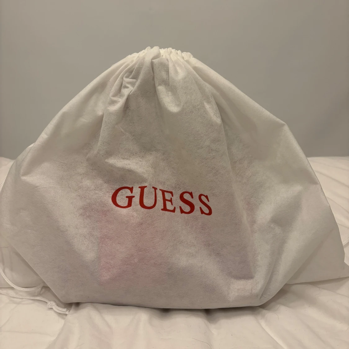 Beige och rosa handväska från Guess - 93