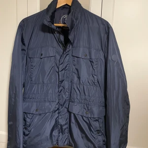 Save the Duck jacka  - Hej, säljer en super schysst jacka från ”Save the duck”, grym kvalitet och inga skador eller defekter. Storlek M, men passar även S  Ny pris ; 3200kr 