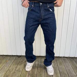 Säljer ett par klassiska Levi's 517 jeans i mörkblå denim. De har en bootcut-stil och är i nyskick. Perfekta för både vardag och fest! Jeansens material är slitstarkt och de har den ikoniska Levi's-lappen baktill. Passar perfekt till sneakers eller boots.