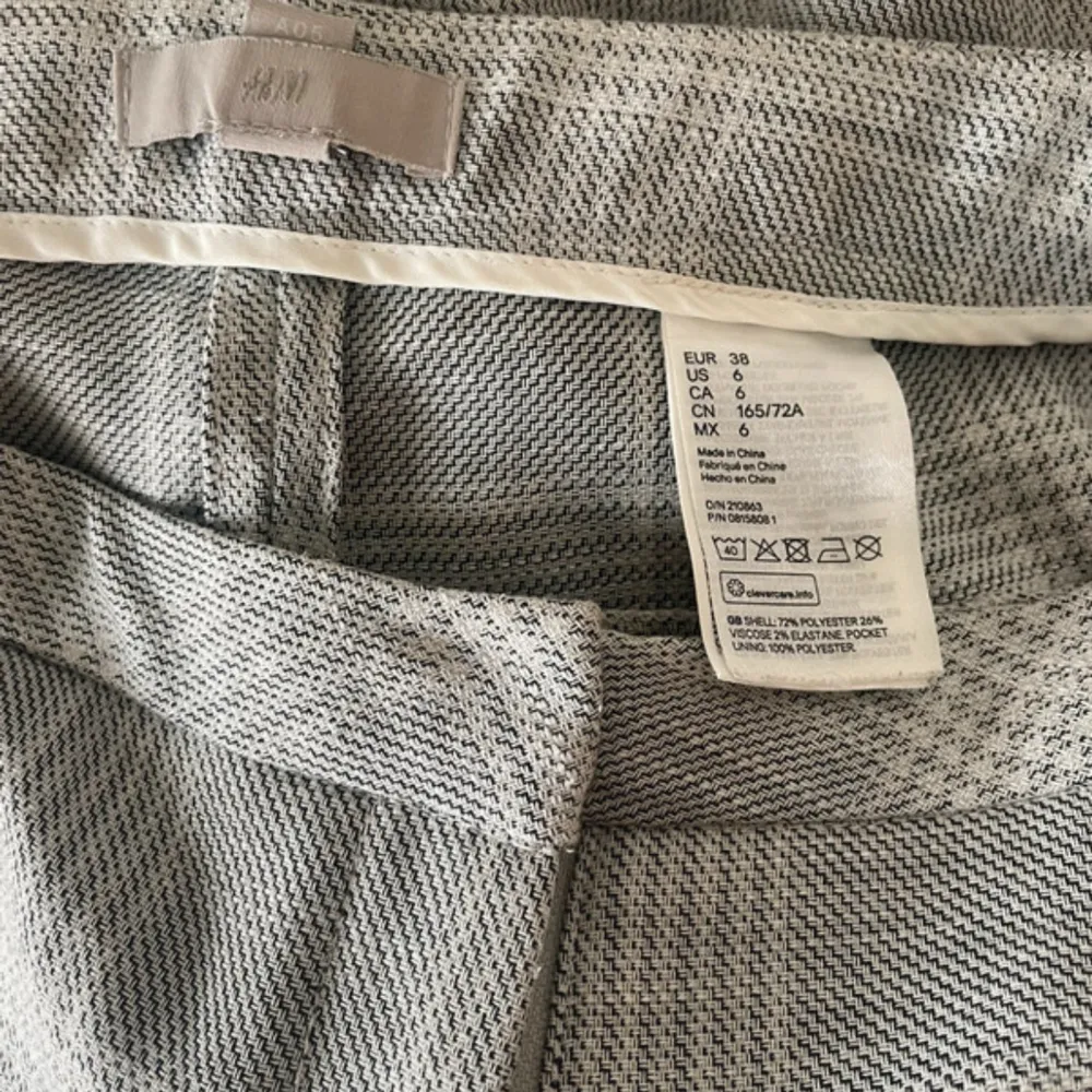 Rutiga byxor med vidare ben. I storlek 38 från H&M. I riktigt fint skick och ljusgrå färg. Jeans & Byxor.