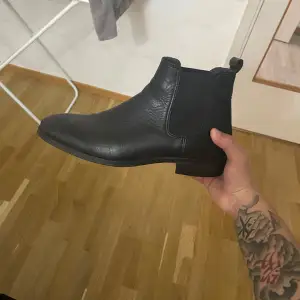 Säljer nu mina lindbergh boots i storlek 41 som jag haft ett tag nu, bara använt dom ett par gånger annars är de i bra skick. Skorna är gjorda av äkta skinn