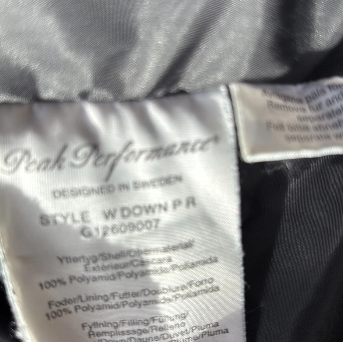 Svart pufferjacka från Peak Performance - 93