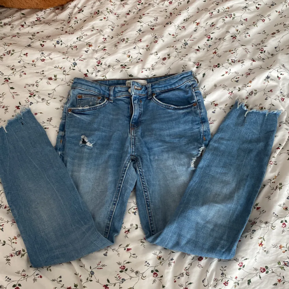 Ett par jätte fina skini jeans från zara älska dom sitter jätte fint på och köpt för 400 . Jeans & Byxor.