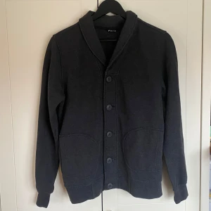 Cardigan - Snygg stilren cardigan från märket ”peacocks” det är inga fel på den. Tveka inte på att skriva om du har frågor.