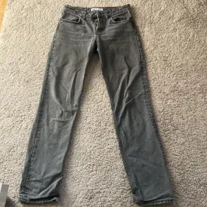 Säljer dessa virala grå zara jeans i low waist-straight modell. Är i bra skick!!. Perfekta för vardagsbruk och kan matchas med det mesta i garderoben. Byxorna har fickor både fram och bak samt en dragkedja och knapp framtill. Storlek 32 men kan även passa en liten 34