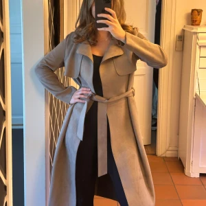 Kappa från HM - Mocka trenchcoat från H&M, älskar verkligen den men använder inte alls 🥹  Kappe har ett skärp och är i bra skick 🩷 Perfekt till hösten   Storleken på kappan är XS men jag har storlek S-M🫶🏼