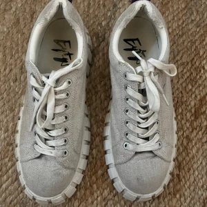 Eytys Odessa skor - Säljer dessa Eytys Odessa i färgen Raw Linen, är ganska säker att man kan få sulan fint vit igen om man tvättar de! Säljer de då de är för stora för mig och därför får jag ingen användning av dem❣️perfekt nu till hösten!