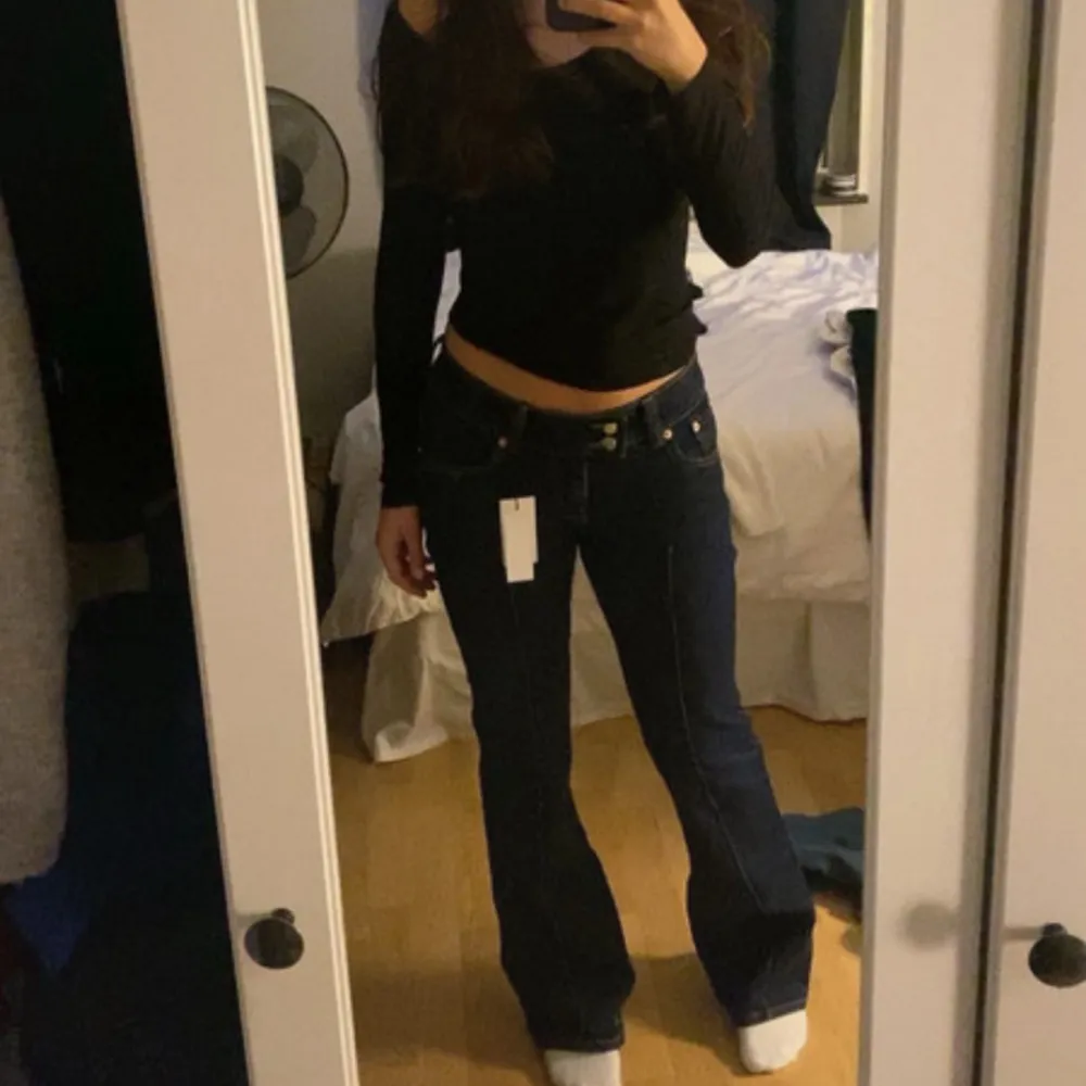 Säljer ett par mörkblå lågmidjade jeans från lager 157 i modellen ”Paris Crease”🌸 helt nya och köpta för 400kr därav priset❣️. Jeans & Byxor.