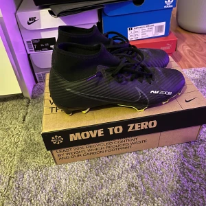 Ett par fotbollsskor Nike superfly 9 akademi FG/MG - Ett par fotbollsskor Nike superfly 9 akademi FG/MG använda max 3 gånger skriv om frågor och pris plus frakt 85kr finns annars i Skåne 
