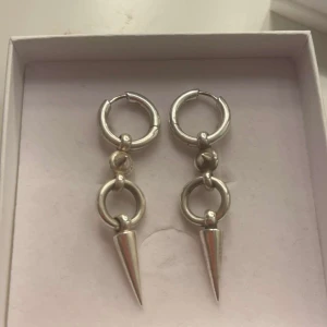 Syster P örhängen  - As snygga syster P örhängen med nitar i silver. De är använda men har inga super märkbara defekter! Box tillkommer 😇