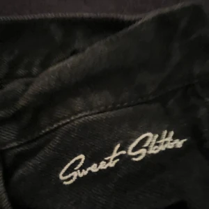 Sweet sktbs jeans! - Super snygga, är i stolek S.  Som Nya, använda 2 gånger.  Säljer eftersom de inte är min stil längre💕