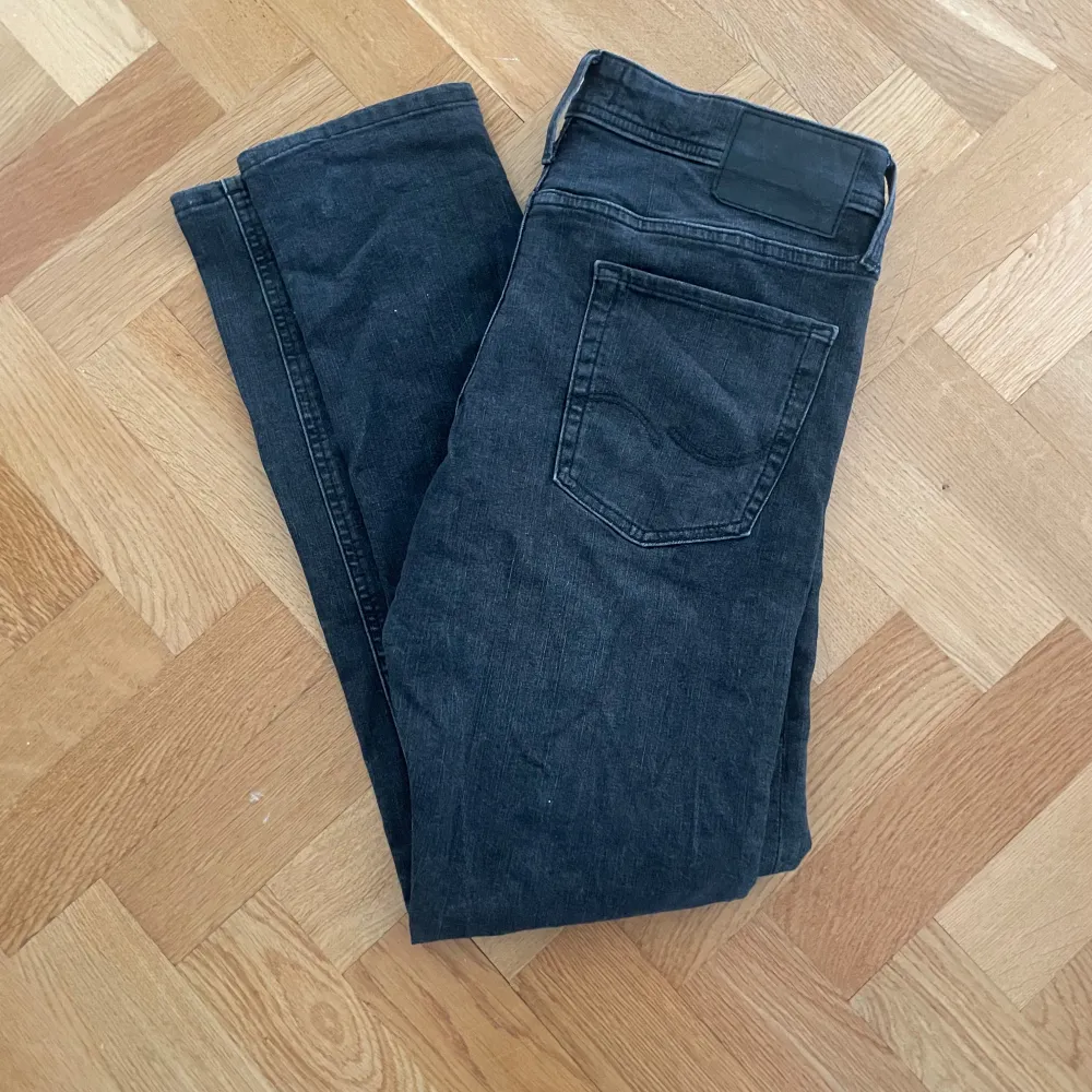 Säljer mina svarta jack&jones jeans för att de har blivit för små. Modellen är slim/glenn. . Jeans & Byxor.