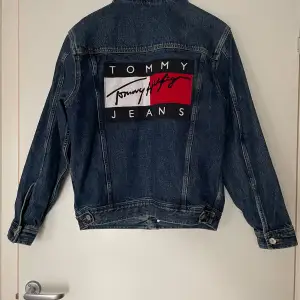 Jeansjacka från Tommy Hilfiger. Helt ny i en vintagestil. Använd 1 gång.  Storlek XS herr, använd som en oversized S för dam.