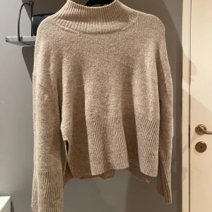 Stickad tröja  - Superfin med slits, från Gina!💓