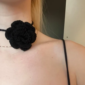 Virkad ros - Gullig blomma virkad i bomull, kan användas som halsband, bälte, på väska mm