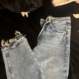 Jeans  - Ett par jätte snygga jeans från hm, knappt använda!!💕