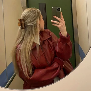 PU JACKA LXA  - PU läder jacka från LXA the label, säljs för 900kr Jag är storlek 36/38  men ville ha den mer oversize så min är en storlek 40. Beror på hur man vill ha den. :) använd Max 5 gånger, perfekt skick.