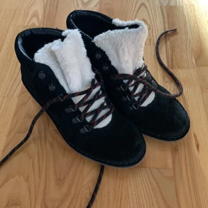 Kilklack boots - Supersnygga boots perfekt nu till höst och jul. Passar till fester och middagar. Även väldigt varma. Nypris 1500kr💓. Kan tänka mig att gå ner i pris vid snabb affär 💞