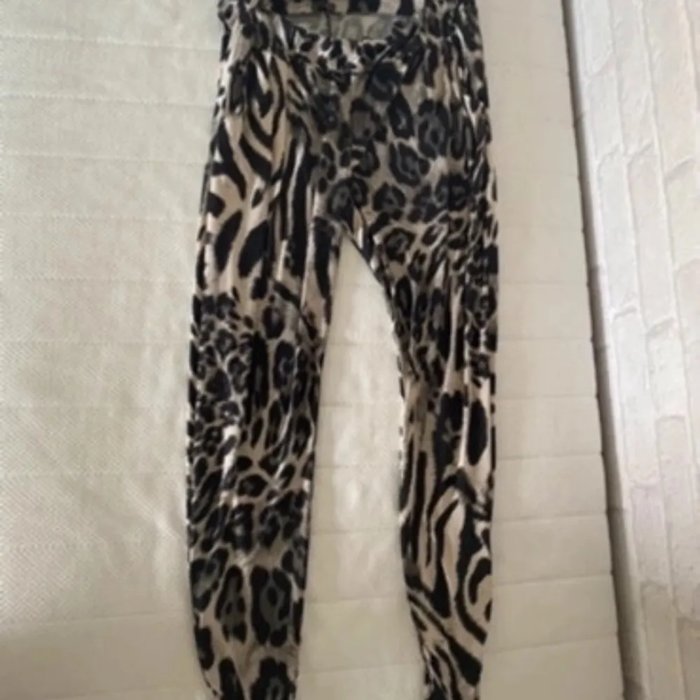 2 par lågmidjade byxor med leopard mönster, tunna och så sjukt sköna. Jag är 166 som referens o nästan för korta för mig. Skulle säga ca storlek s. Jeans & Byxor.