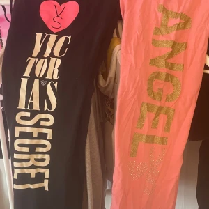 2 Victorias secret byxor - Passar nog L mer eller stor M. Såljer båda för 900 och 1 för 500.
