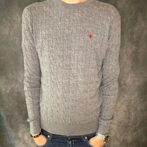 Morris tröja  -  // Morris tröja | Nyskick | Storlek: S (står L i lappen men är helt fel ) | Nypris runt 1600kr | Kontakta för fler frågor eller funderingar // Deluxecloset