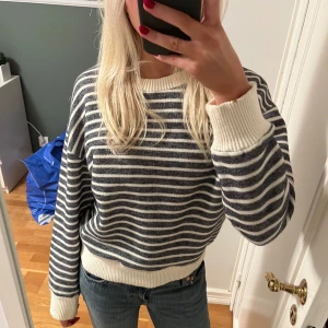 Stickad tröja från Zara - Säljer denna randiga tröjan från Zara i storlek M. Den är rätt liten i storleken