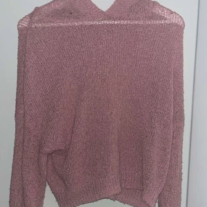 Stickad hoodie💗 - Tunn rosa stickad hoodie i storlek M från H&M och använt några få gånger💗💕