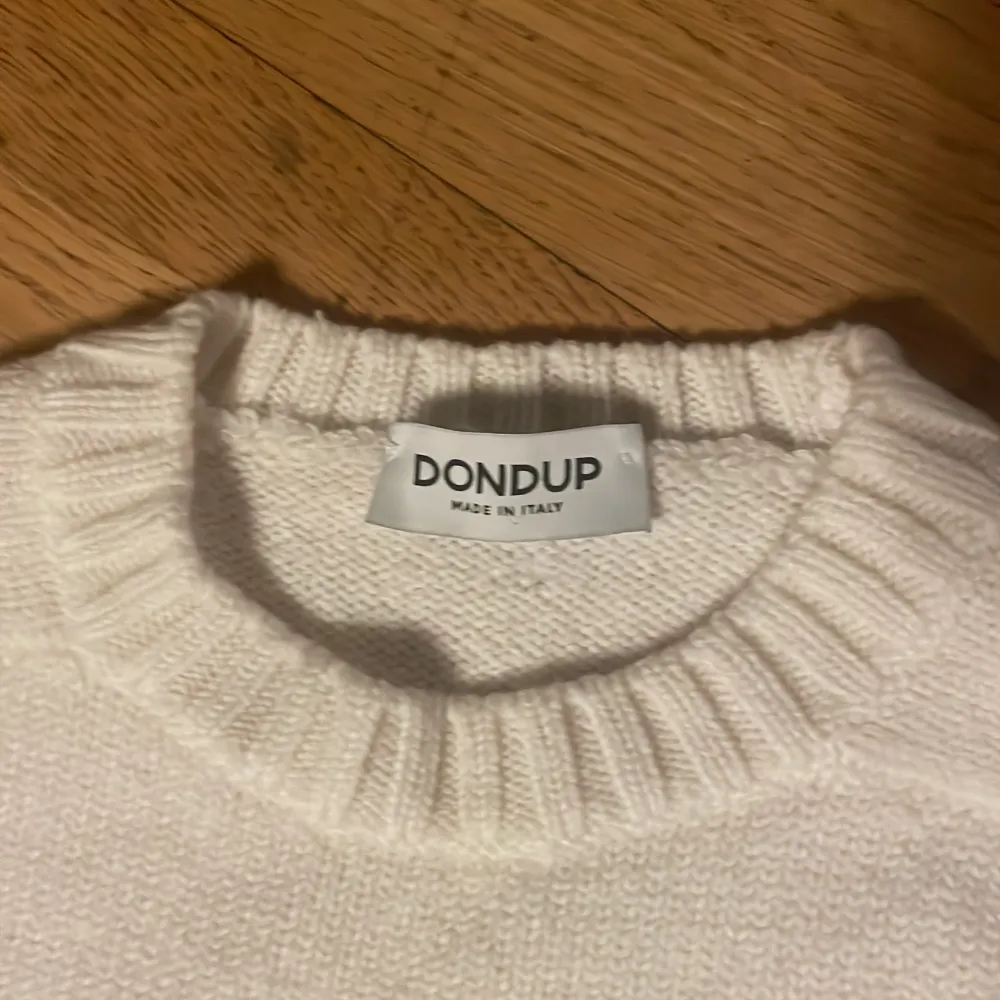 Detta är en snygg skön och clean vit stickad Dondup tröja 100% ull som är i bra skick hör av er om ni är intresserade!. Neuleet.
