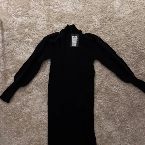 Poloklänning från Only  - Aldrig använd! Så fin klänning från Only, normal i storlek🖤