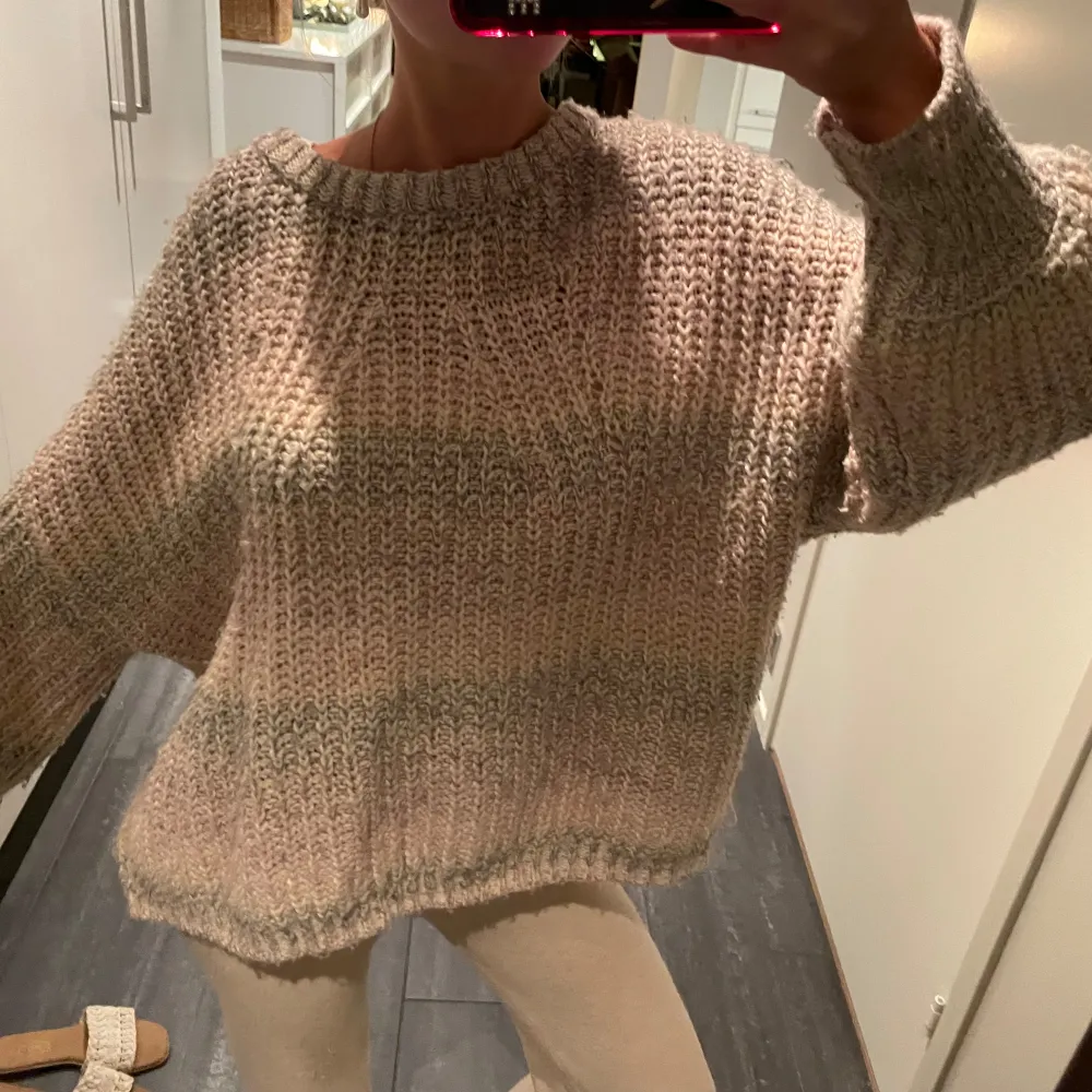Så fin oversized stickad tröja i jättebra skick! Köpt för 500. Neuleet.
