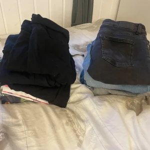 Byxor - Säljer alla dessa byxor det är mjukis byxor, yoga pants, träningsbyxor och jeans. Mellan 50-200kr st eller alla tillsammans för bara 500kr 😱😻skriv om ni vill ha fler bilder🤗 byxorna är i storlek 146/152  XXS  XS  och S