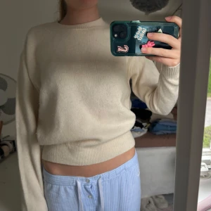 Ull tröja från uniqlo - Super fin ulltröja perfekt för hösten. Bra skick. Benvit färg 