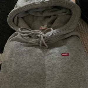 Levis hoodie - En jätte fin och skön hoodie från Levis, storlek S🌺
