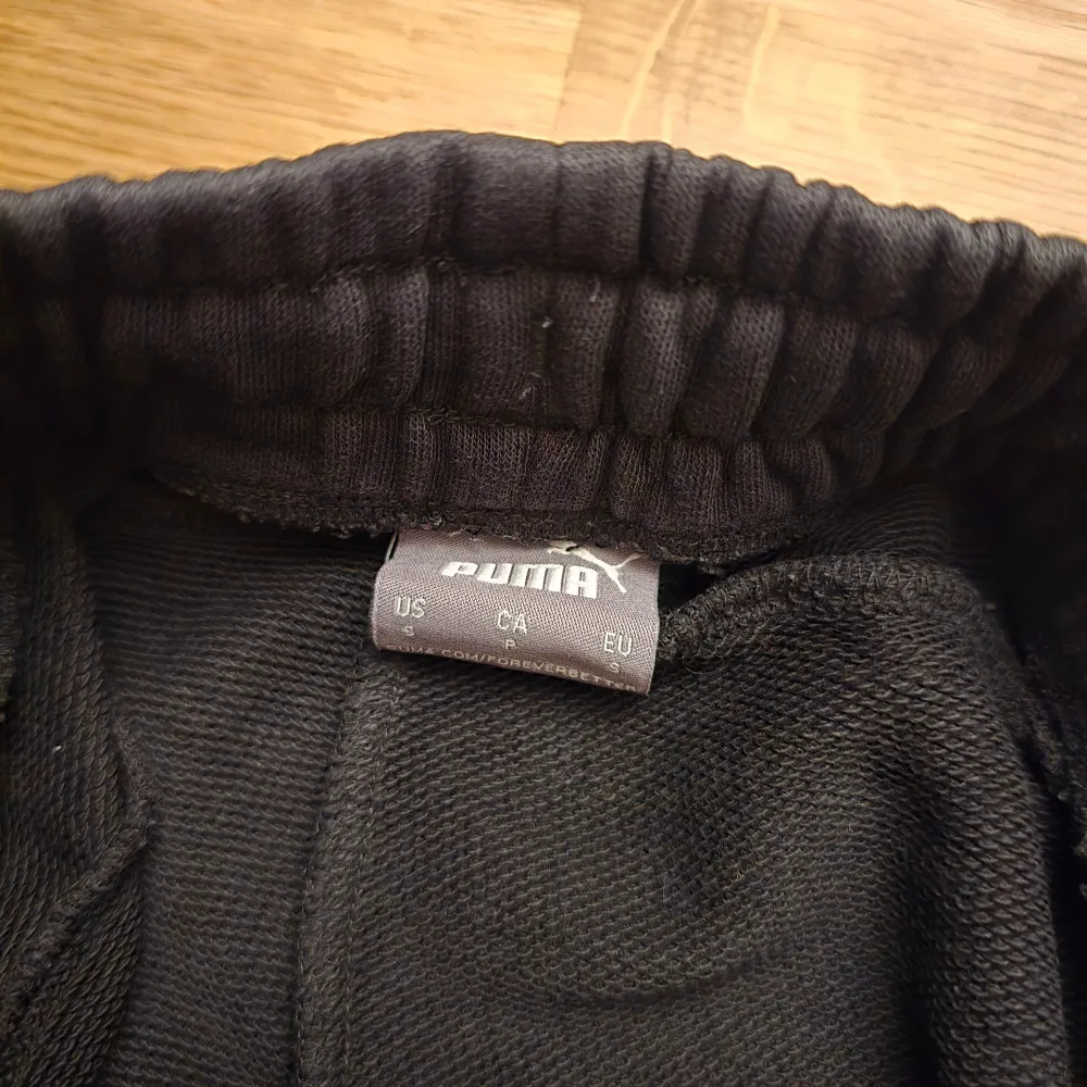 https://www.stadiumoutlet.se/herr/herrklader/byxor/319925101103/puma.so-ess-logo-pant-m.black?cid=Adw_OutSE_campaignid=16682190429_adgroupid=_creative=_keyword=_matchtype=_network=x_device=m&gad_source=1&gclid=EAIaIQobChMI3NfszIqliQMVeVKRBR00ABHeEAQY. Jeans & Byxor.