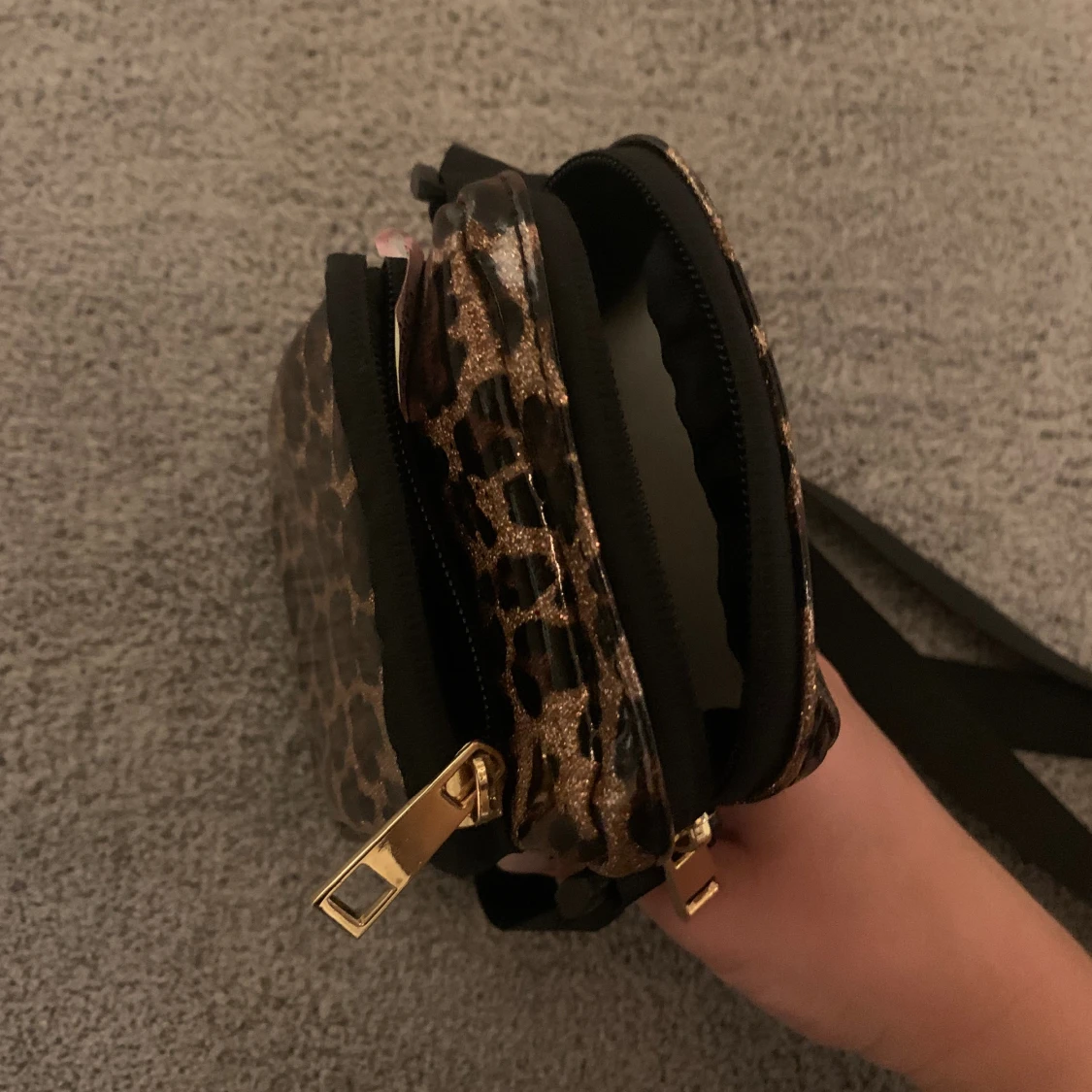 Axelväska med leopard print - 90