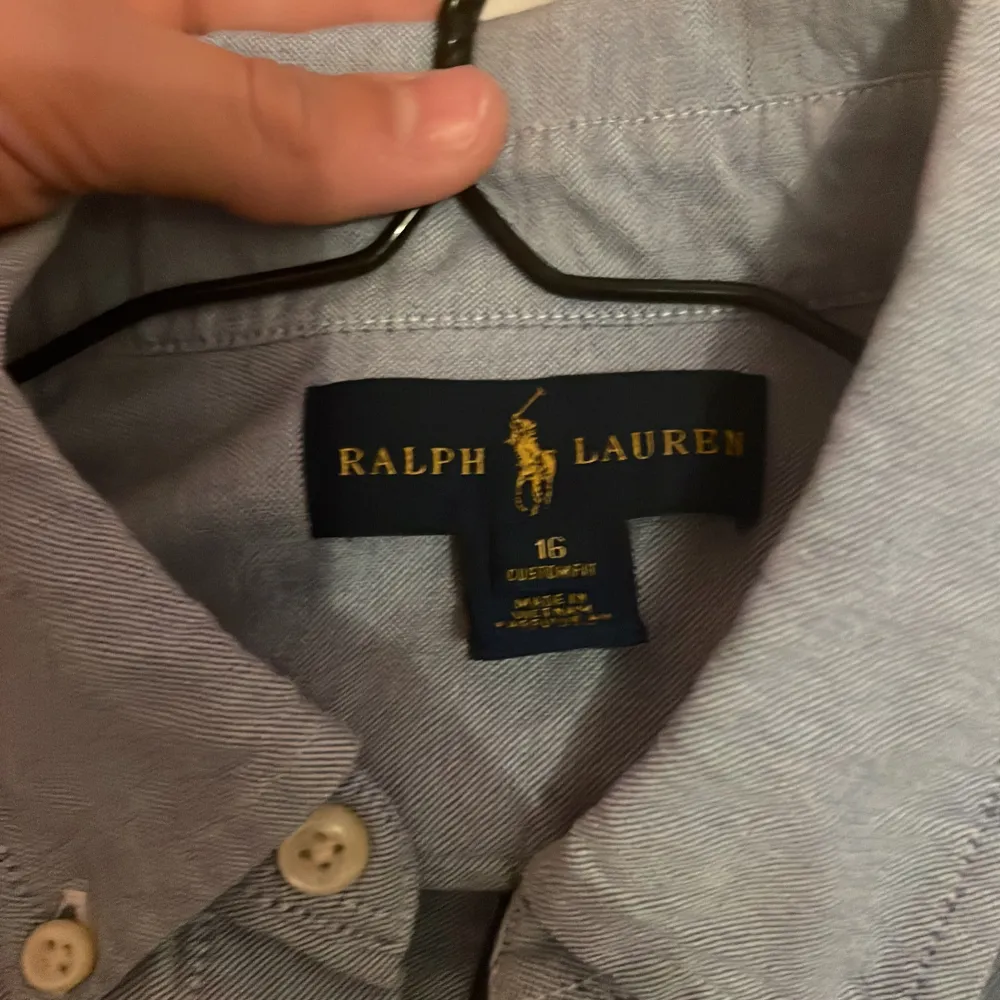 Tja, säljer en fet Ralph Lauren skjorta i ny skick. Den har aldrig används och har inga skador. Storlek 16 years så om du är 165-172 passar den bra. Skriv vid mista funderingar. . Skjortor.