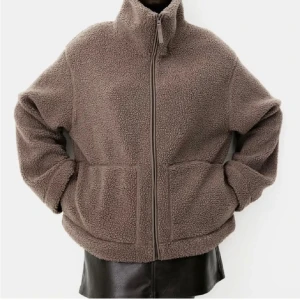 pilejacka hm - jättefin pilejacka från h&m!! superfin färg, perfekt nu till hösten💓💓 helt ny men tyvärr prislapp avdragen. 