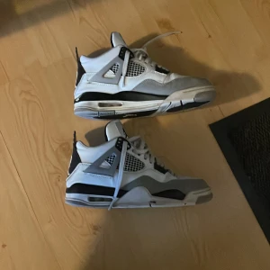 Jordan 4 Military black  - Säljer dessa tvär feta Jordan 4 Military Black eftersom de inte kmr till användning längre och är ganska slitna. Självklart äkta ✅. Köpt för 4099:-. Ägt de i ett år. Storlek 40. Pris kan självklart diskuteras! 