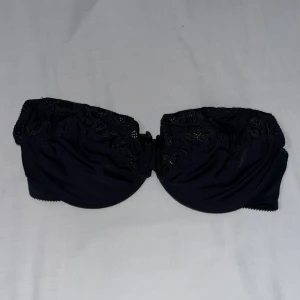 Svart  bh broderade detaljer - Svackra broderade blommor och tunnt material .det finns en liten rosett framtill som ger en söt touch. Materialet känns mjukt och bekvämt mot huden. Står ingenting på lappen men runt B cupa