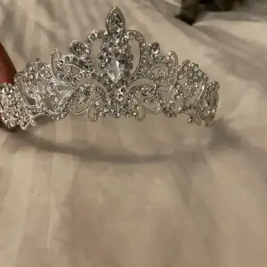 Jätte fin tiara, som är super fint att ha som accessoar i fint skick och använd än gång 